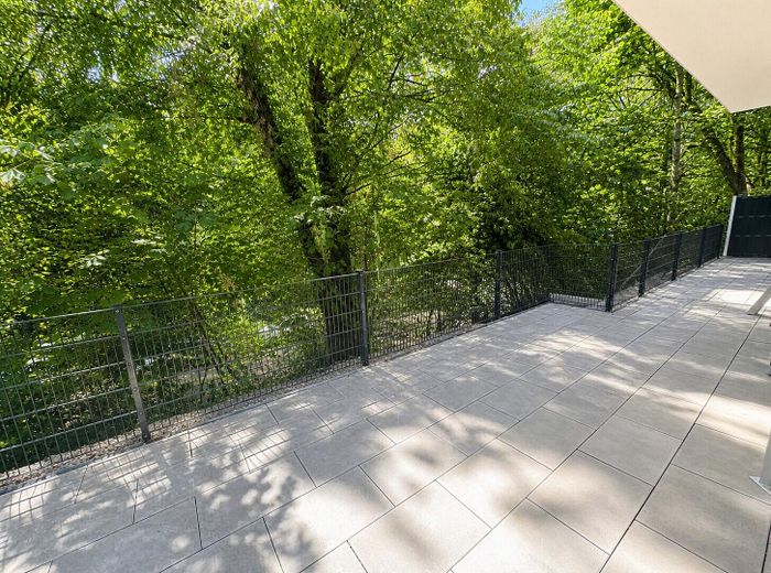 Appartamento bilocale completamente ristrutturato con ampia terrazza in posizione tranquilla! – Terrasse