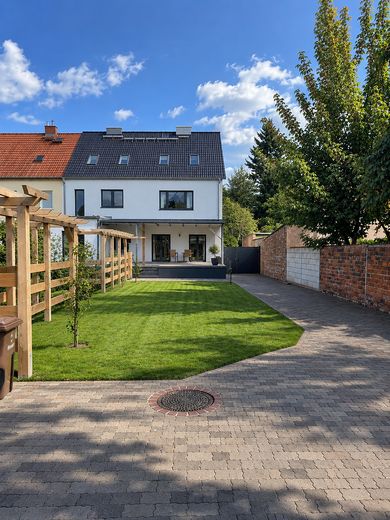 Entrate e sentitevi a casa: villetta a schiera modernizzata con finiture di pregio, giardino, terrazza e 2 garage – Rückansicht
