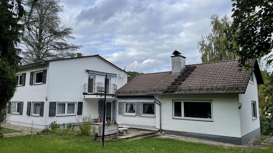 Stilvoll renoviertes Landhaus mit großzügigen Räumen – Ansicht von Süden mit Terasse