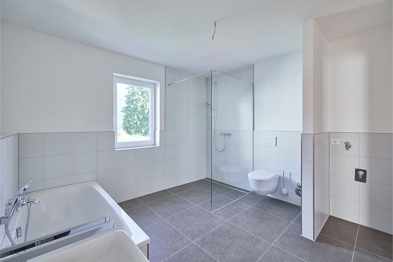 W8 Obergeschoss | 3 Zimmer | 87,36 qm in Krumbach (W8) – Badezimmer mit Dusche und Wan.