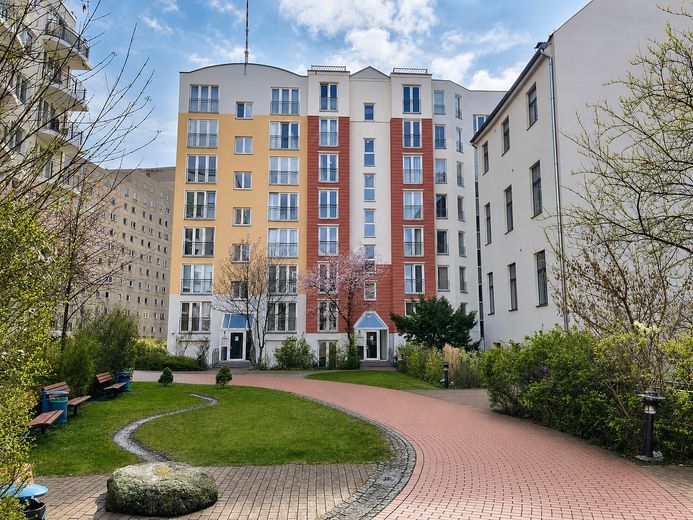 Alexanderplatz: Ruhige, möblierte 2-Zimmer-Neubauwohnung mit Tiefgarage und Doorman-Service – Hauseingang
