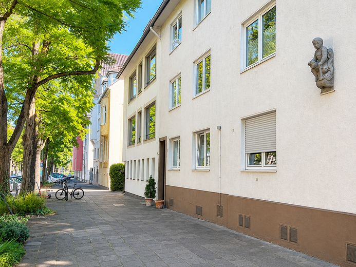 Keyifli 42 m² – merkezi konumda 2 odalı çatı katı dairesi – Frontansicht Gebäude