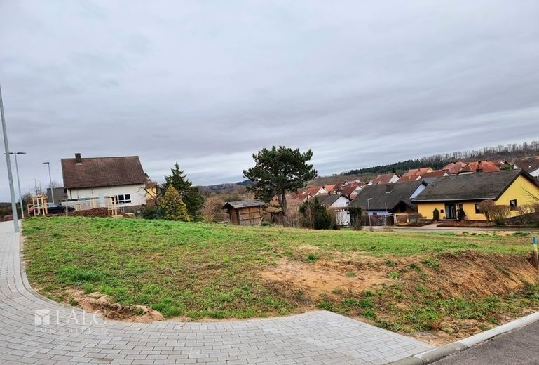 Grundstück - 574 m² - ideal für Neubau von zwei DHH oder EFH – Außenansicht