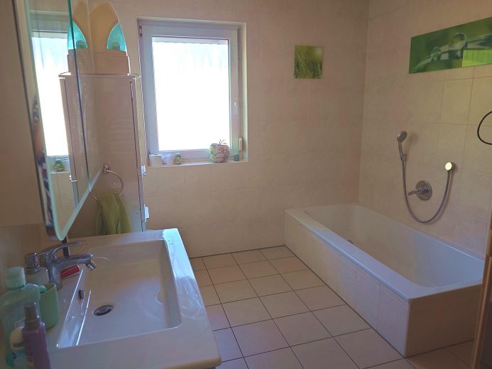 1. Badezimmer mit Badewanne