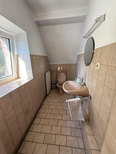 GUTE LAGE IN GUDENSBERG - Vielseitig nutzbare Gewerbeimmobilie mit Lager- und Freiflächen – Sanitäre Anlagen im 1. OG