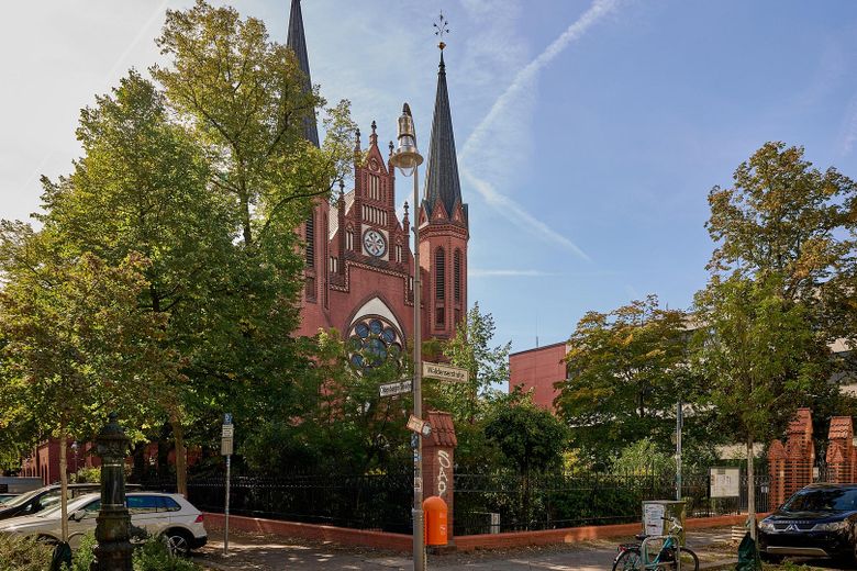 Berlin Mitte: Balkonlu, Moabit’in merkezi konumunda, yenilenmiş köşe binada ilk kullanım, komisyonsuz 2 odalı daire – St. Paulus Kirche vor der Tür