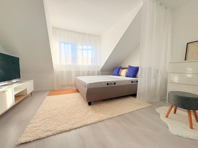 Moderne 3,5-Zimmer-Maisonette möbliert mit Heimkino, Wallbox & Klimaanlage – DG: Schlafzimmer
