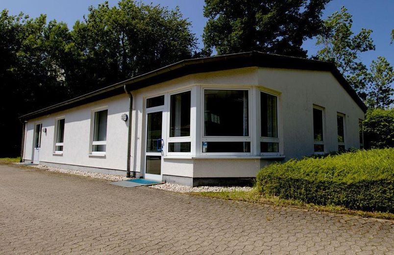 Modern commercial unit / office space for rent in a well-maintained location – Photo 1