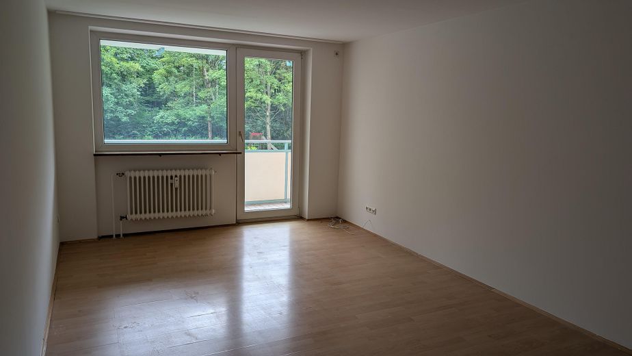 3.5-room apartment with south-facing balcony – Wohnzimmer