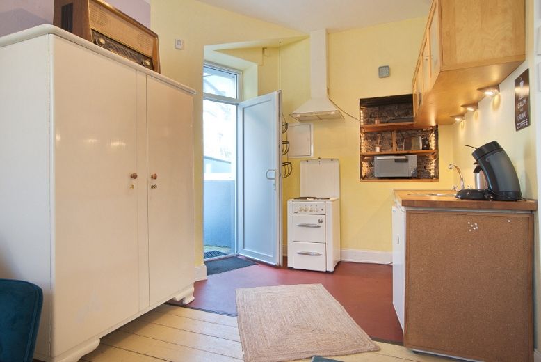 Komplett eingerichtete kleine Wohnung mitten in Rüttenscheid, PKW-Stellplatz möglich! – 349b8b39cf288907bf3ec0a610aa31c5fc6f73ff.jpg