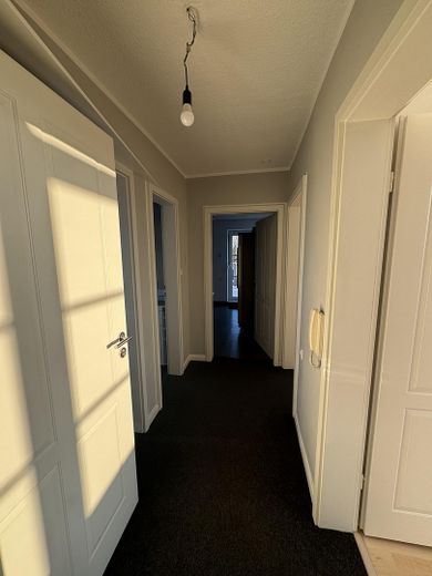 3-Zimmer-Dachgeschosswohnung mit Balkon + EBK in Maisach, Nutzfläche 151 qm, 5 Fußminuten zur S3 – Flur