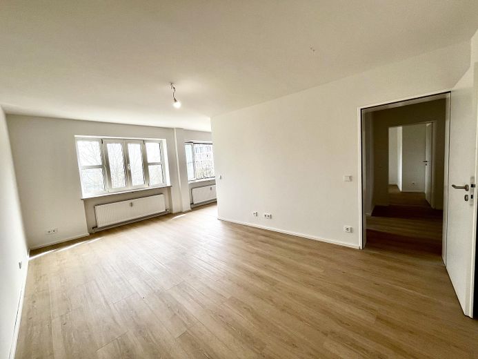 Top modernisierte, gut vermietete 4-Zimmer-Wohnung mit großem Balkon und Parkplatz – Wohnzimmer