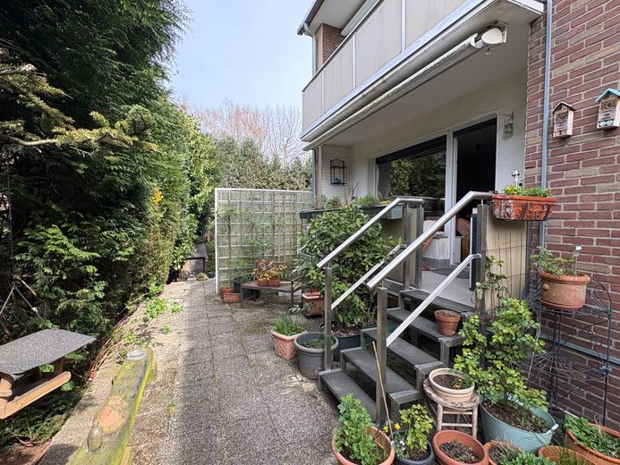 *KAPITALANLAGE* Eigentumswohnung mit Balkon, Garage &amp; Garten-Idylle – Rückansicht