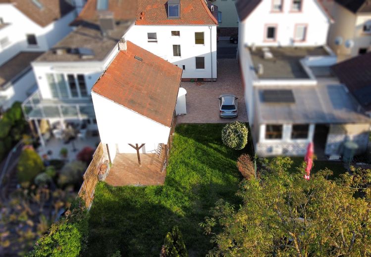 Doppelhaushälfte kernsaniert mit Wärmepumpe + Bauland mit Baugenehmigung in Dreieichenhain – Außenansicht Drohne Gartenseit