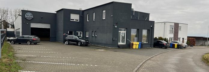 Repräsentative Büroräume mit Produktionslager