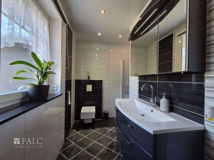 Elegantes Einfamilienhaus mit großzügigem Wohnambiente, Sauna und PV-Anlage – Gäste-WC