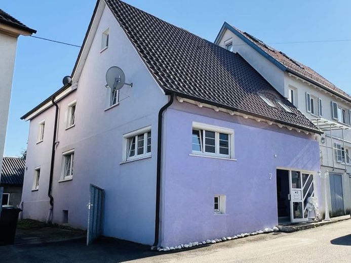 Individuelles Wohngebäude, zuletzt als Zweifamilienhaus genutzt. Ruhige Lage. Großer Garten mit Teich. – Foto 1