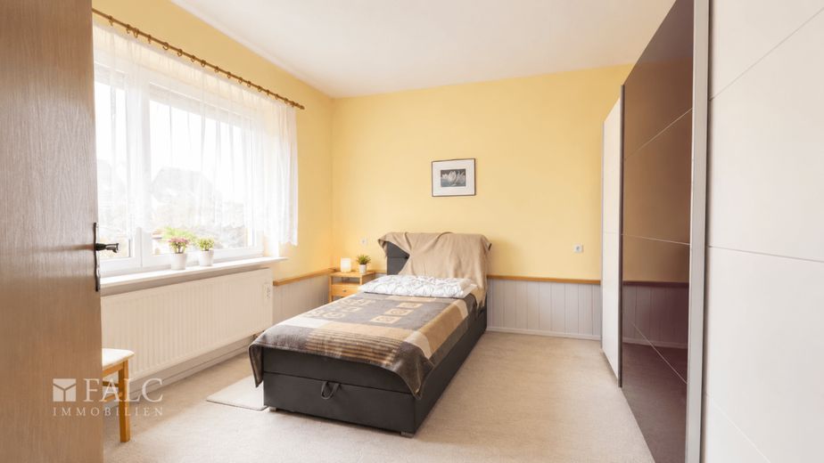 ***Doppelhaushälfte wartet auf neuen Glanz*** – Schlafzimmer