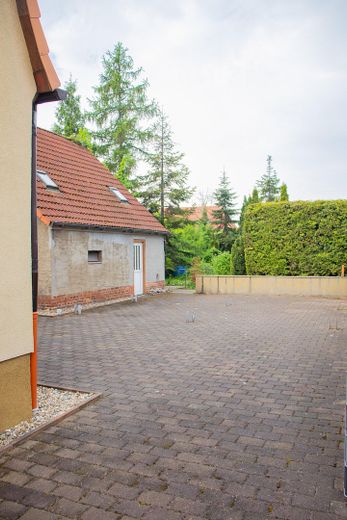 Sicht auf den gepflasterten Ho