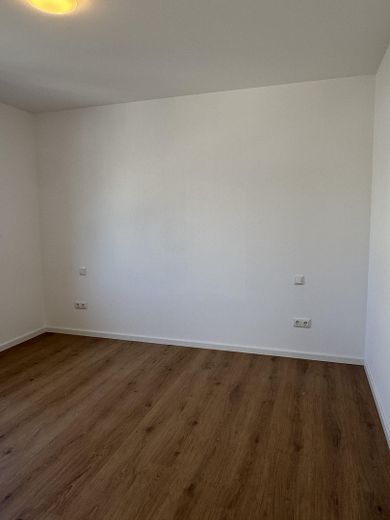 Sonnige 4-Zimmer Wohnung // Garten, EBK und hohen Decken // Neubau in Langenbach – Schlafraum/Wohnraum 2