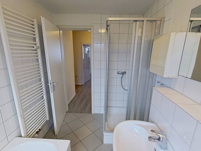 SPARAKTION: Komfortable 3-Zimmer-Wohnung mit überdachtem BALKON und Tageslichtbad mit Dusche und Badewanne – Ansicht II: Badezimmer