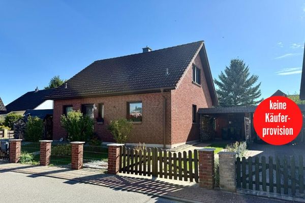 HORN IMMOBILIEN++ Ihlenfeld, cerca de Neubrandenburg, bonita casa unifamiliar con cocheras y sistema fotovoltaico