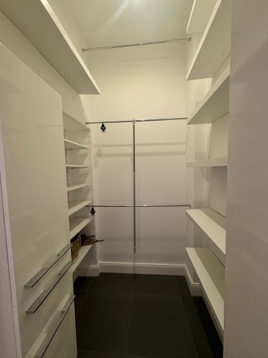 Schöne modernisierte Altbauwohnung im Herzen Schwabings - Teilmöbliert – Begehbarer Kleiderschrank