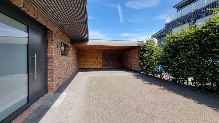 Carport und Hauseingang