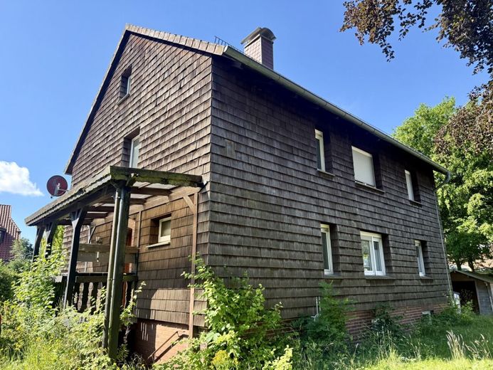 Ihre Chance: Dreifamilienhaus mit Garten, Balkon &amp; zwei freien Wohnungen – Gartenansicht