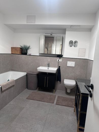 3 Zimmerwohnung mit Balkon in den Ferdinandshöfen – Bad