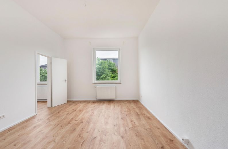 Leben in einer renovierten 3-Zimmer Wohnung mit Balkon – Schlafzimmer