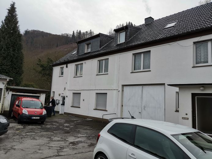 Edificio residencial con 4 unidades de vivienda, amplia parcela ajardinada y de patio, así como edificio comercial independiente – Vorderansicht vom Hof