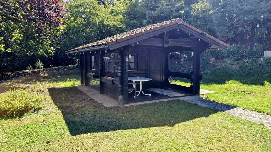 Provisionsfreies Einfamilienhaus in Wittislingen: 2.190m² Traumgrund, Außenpool, Whirlpool & Sauna – Blockhaus