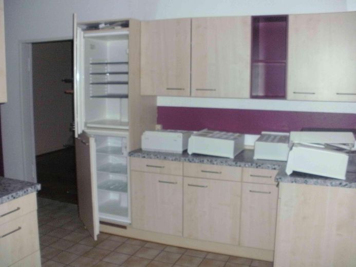 renov.bedürft. 3,5-Zi-Whg mit Balkon und EBK samt sep. DG-Whg. im Rohbau, in freundl. MFH in HN – Kü Kühlschr.-Zeile