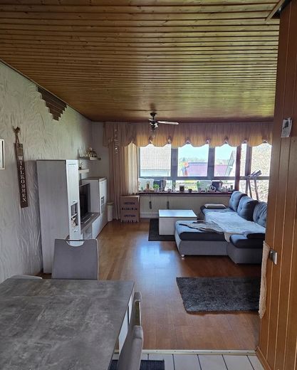 Charmanter Bungalow mit Einliegerwohnung und Garage in ruhiger Lage von Waldbröl-Hermesdorf – Wohnzimmer