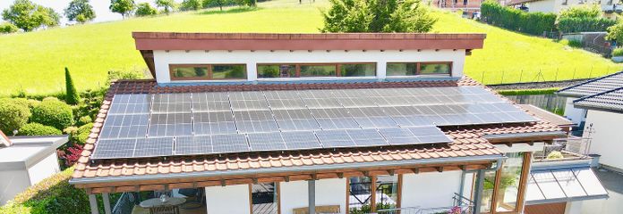 EFH in Toplage Pfälzerwald zw. Pirmasens Zweibrücken Kaiserslautern PV Solar Speicher WP – Ansicht Straßenseite