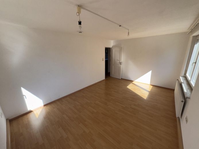 Tanie 3-pokojowe mieszkanie (ok. 63 m2) z aneksem kuchennym w spokojnej lokalizacji mieszkalnej Lichtenau! – Wohnzimmer