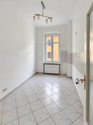 Luminoso appartamento d’epoca con 2 locali e ampio balcone esposto a sud in posizione centrale – Küche mit Fenster