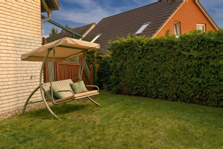 منزل عائلي منفصل مُجدَّد حديثًا مع حديقة ومرآب مزدوج وشرفة – Garten hinter hoher Hecke