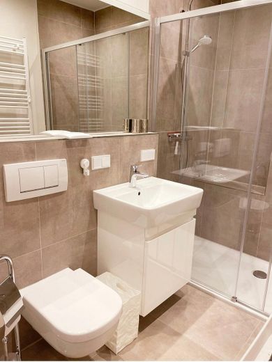 Möbliert wohnen in Schwachhausen: 3 Zimmer, eigener Garten, 1.700 € all-inclusive – Badezimmer