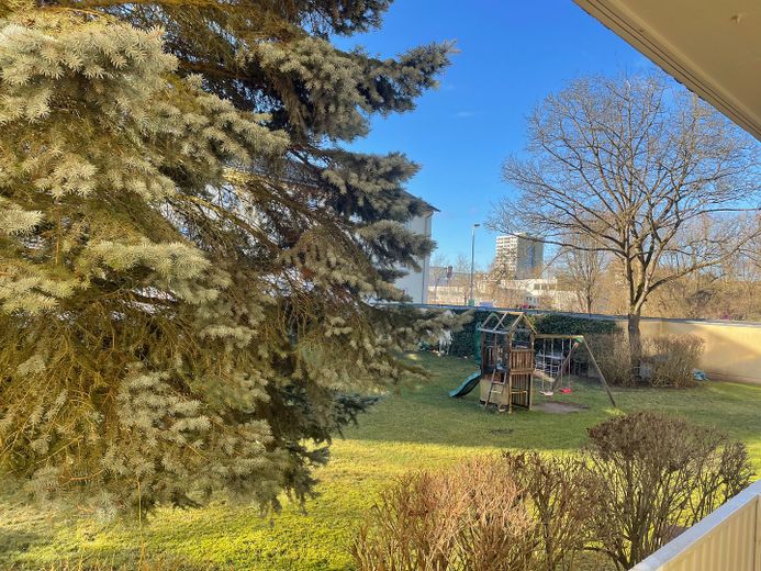 Coburg'da merkeze yakın konumda, ankastre mutfaklı, parkeli ve balkonlu güzel 3 odalı daire – Ausblick vom Balkon