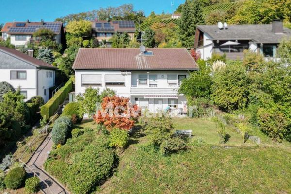 Groot perceel. Veel potentieel. Vrijstaand huis met inpandige woning & 3 garages