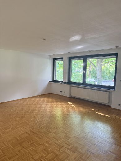 Ankommen und wohlfühlen: Helle 2-Zimmer-Wohnung im Zweifamilienhaus in Herne-Eickel – Wohnzimmer Fensterfront