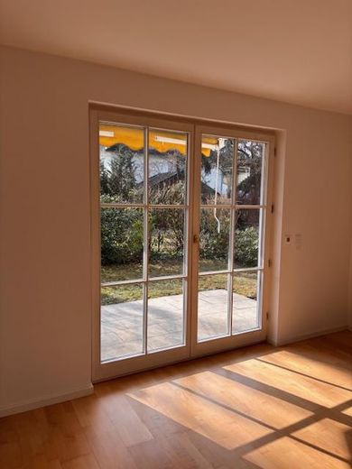 Wohnzimmer mit Blick in Garten