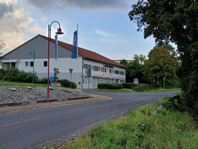 Veelzijdig bruikbaar commercieel vastgoed (kantoor, praktijk, hal, studio, ambacht, handel). 1a-locatie – Außen Straßenseite 
