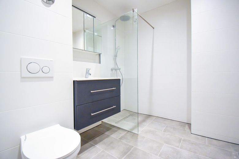 Spacieux appartement rénové de 3 pièces avec balcon et installation solaire sur le balcon à Kitzingen – Badezimmer