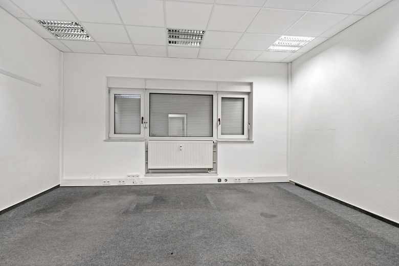 Amplia superficie de oficinas y comercial en Merseburg - ¡aprox. 834 m² divisible en alquiler! – Büro EG