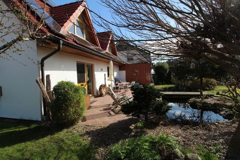Exquisites Einfamilienhaus in neuwertigem Zustand mit PV-Anlage,Carport und idyllischer Gartenanlage – Terrasse und Gartenteich