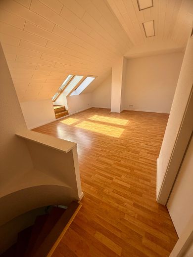 Schöne 3 Raum Maisonette in Gohlis – Blick ins große Wohnzimmer