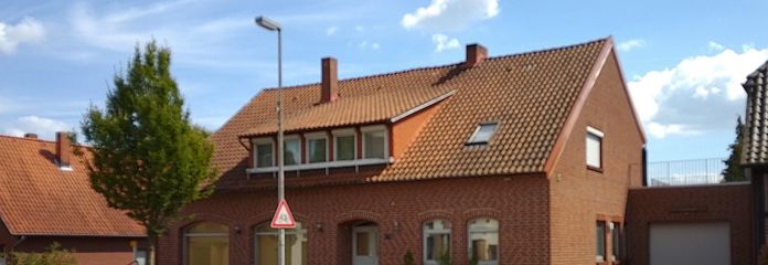 Straßenseite von Nordwesten